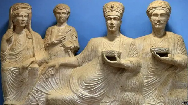 هناك آثار كثيرة تحمل نقوشا باللغة السامية التي اعتز بها أهل تدمُر