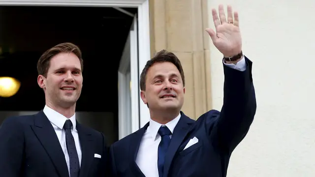 PM Luksemburg Xavier Bettel (kanan) menikahi pasangannya, Gauthier Destenay.