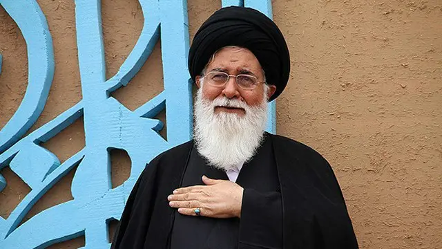 دشوار است که از آیت الله علم الهدی پرسیده شود چرا در همه سالیان گذشته که مشهد عملا فقط یک شهر زیارتی بوده آسیب دیده ترین بافت اجتماعی را در میان همه شهرهای ایران داشته است. همانقدر دشوار است که از ایشان پرسیده شود بی توسعه گردشگری تکلیف سالانه نزدیک پنجاه هزار نفر که هم اکنون سالانه به حاشیه نشین ها و بی خانمان های این شهر اضافه می شوند چه خواهد شد