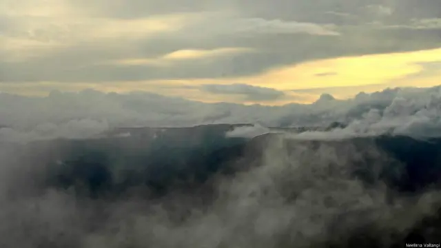 Tại đông bắc  Ấn Độ, gần biên giới Bangladesh, bang Meghalaya toàn núi non xanh rì với những rừng cây nhiệt đới rậm rạp và năm nào cũng mưa nhiều. Làng Mawsynram là nơi có lượng mưa tới 11.873mm mỗi năm, đoạt danh hiệu "nơi ướt át nhất Trái Đất". Trong mùa mưa từ tháng Sáu tới tháng Chín, những dòng nước cuồn cuộn sau các cơn mưa như trút khiến ta không thể lội bộ qua sông được.