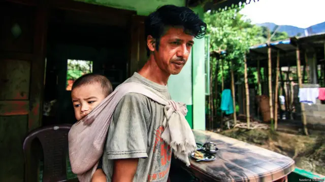 Người Khasi theo truyền thống mẫu hệ. Người chồng chuyển đến sống ở làng của vợ sau khi cưới, còn trẻ con thì mang họ mẹ. Biron Nongbri, một giáo viên tiểu học ở thị trấn gần đó đã chuyển tới Nongriat sống sau khi kết hôn. Bà ngoại vợ anh là người đã giúp xây dựng cầu Umshiang. 