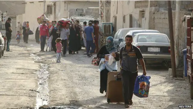 Ribuan warga sipil berbondong-bondong mengungsi dari Kota Ramadi setelah kota itu dikuasai ISIS.