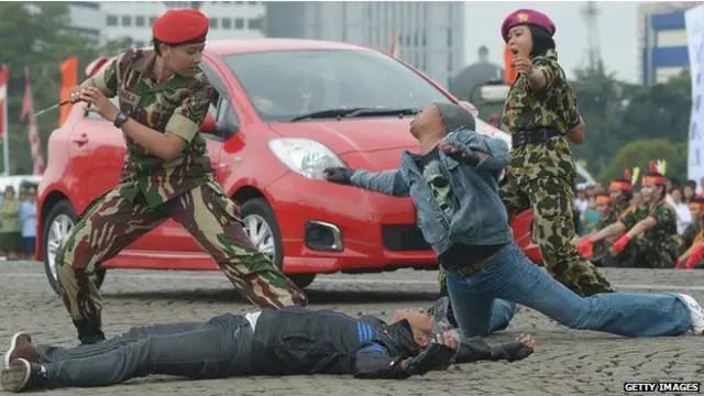 indonesia, mujeres, reclutas, virginidad