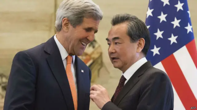 جان کری در کنار وانگ ییريال وزیر امور خارجه چین