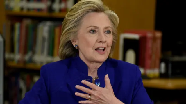 ظلت السيدة كلينتون تدافع باستمرار عن استخدامها حساب بريدها الإلكتروني الشخصي منذ بدء حملتها الانتخابية للترشح للرئاسة.