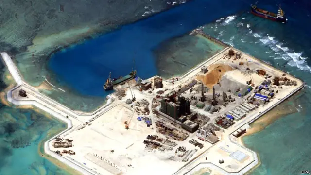 Строительство на одном из островов Спратли. Снимок распространен вооруженными силами Филиппин 18 февраля 2018 года