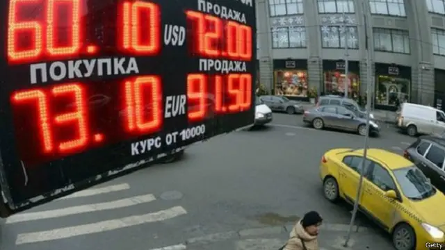 هوى الروبل بصورة مفاجئة بنسبة 30 في المئة أمام الدولار الأمريكي خلال العام الماضي