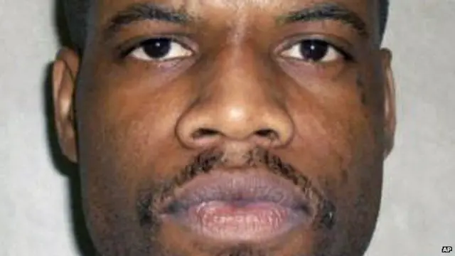  ویل کیږي چې د ۲۰۱۴ په اپریل کې، کلیټن لاکیټ د وژونکو داروګانو له پیچکارۍ کیدو نه وروسته هڅه کوله چې راپورته شي، کېني او خبرې وکړي