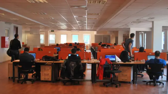 Çift vardiyalı çalışan 180 kişi kurumsal hesapları yönetiyor, rakipleri izliyor, sahayla iletişim kuruyor.