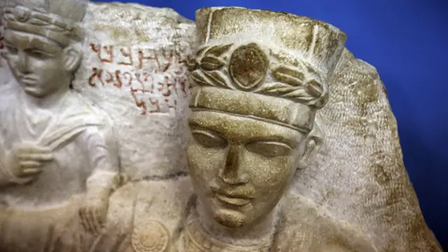 پالمیرا کے قدیم شہر کے ارد گرد دولت اسلامیہ کے جنگجو اور شامی حکومتی فورسز کے درمیان جھڑپیں شدت اختیار کرتی جا رہی ہیں۔