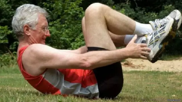 कसरत करता बुजुर्ग 