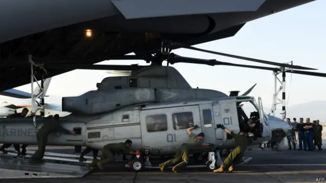 تقریباً تین سو امریکی فوجیوں نے نیپال میں امدادی سرگرمیوں میں حصہ لیا جس کے لیے انھوں نے مختلف طیاروں کا بھی استعمال کیا