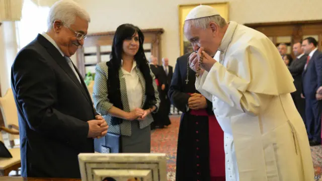 البابا فرنسيس والرئيس عباس يتبادلان الهدايا
