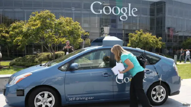 يمثل تسيير سيارات الروبوت الخاصة بغوغل على الطرق العامة خطوة نحو التحول إلى القيادة الذاتية