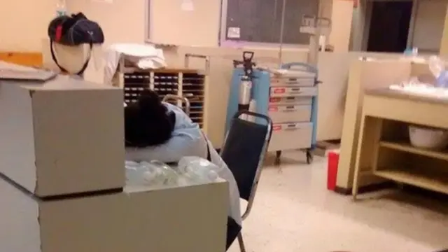 میکسیو میں ہاؤس جاب کرنے والی ایک نوجوان ڈاکٹر تھک کر کرسی پر اونگھ رہی تھیں