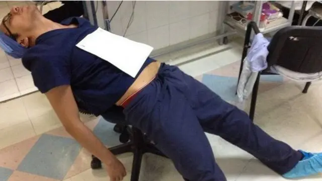 ٹوئٹر پر ایک نوجوان ڈاکٹر نے اپنی سوتے ہوئے کی تصویر لگائی