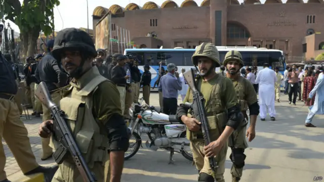 قذافی سٹیڈیم کے آس پاس موجود تمام کاروباری مراکز اور ریستورانوں کو بھی دو ہفتوں کے لیے بند کر دیا گیا ہے