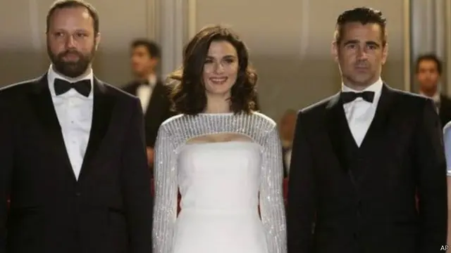 المخرج اليوناني يورغوس لانثيموس مع كولين فاريل وريتشل وايز أبطال فيلمه لوبسترز في كان