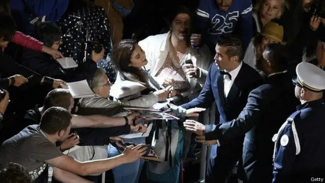 النجم كولين فاريل يحي المعجبين أثناء حفل استقبال نجوم الفيلم على السجادة الحمراء في المهرجان مساء الجمعة