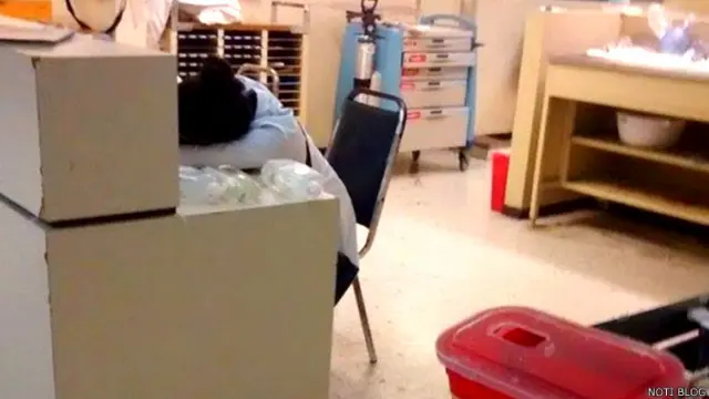 ड्यूटी पर झपकी लेती मेक्सिको की डॉक्टर 