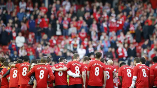 Para pemain mengenakan kaos nomor delapan Gerrard saat sang kapten menyampaikan sambutan perpisahan