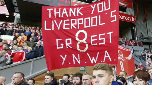 Pendukung bergemuruh melepas Gerrard dalam penampilan terakhir di kandang Liverpool