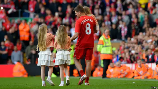 Gerrard kembali memasuki lapangan dengan tiga anak perempuannya