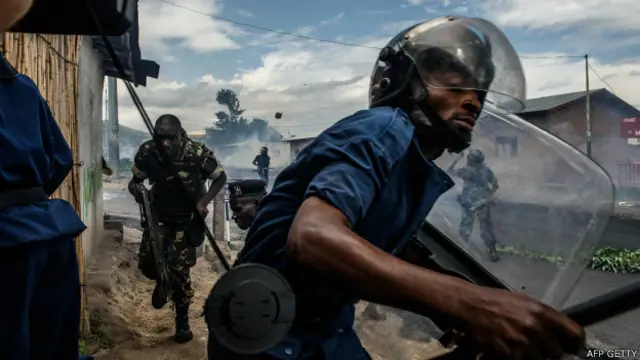 Policías y la mayoría de los militares permanecieron leales al presidente.