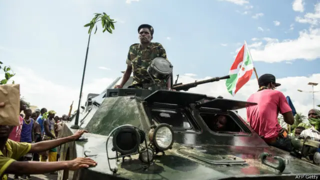 En Burundi, los golpistas fueron saludados por la multitud.