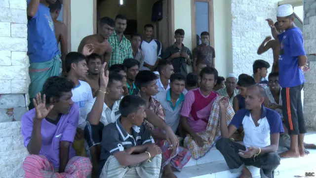 Melarikan diri dari kemiskinan untuk bekerja di Malaysia, namun aparat Malaysia menghalau mereka di tengah laut. 