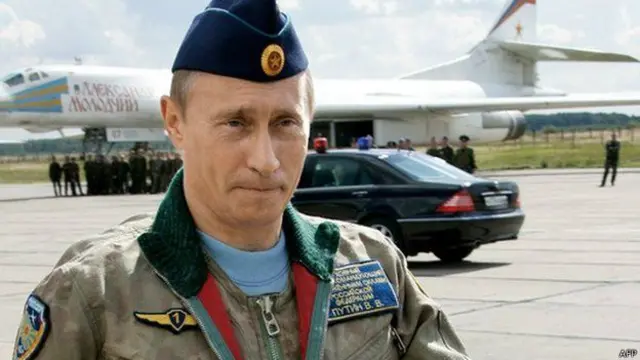 Putin daha önce savaş uçağı kokpitine de girmişti.