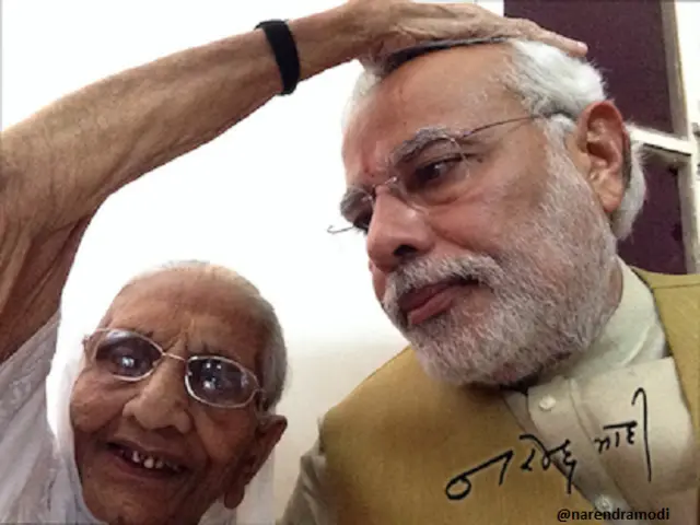 माँ के साथ मोदी