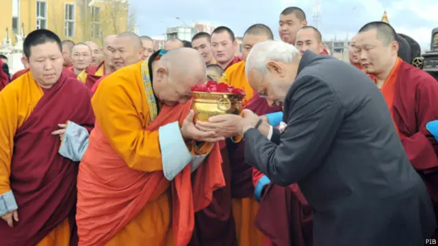 بھارتی وزیر اعظم نے منگولیا میں بودھ مذہب کے راہبوں سےملاقات کی