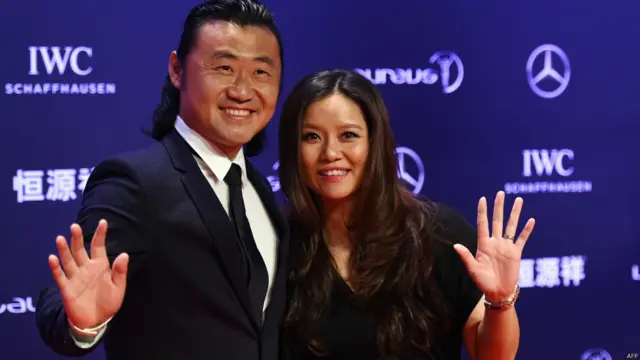 李娜（右）与丈夫姜山在上海大剧院出席颁奖礼（15/4/2015）