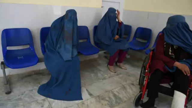 په برید کې یوه ټپي شوې مېرمن (کیڼ لاس ته) روغتون کې له خپلو دوو نورو لوڼو سره د درملنې په انتظار ده