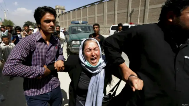 یوه مېرمن، سیمې ته په رسېدو او د خپلو دوستانو په لیدو ژباړي