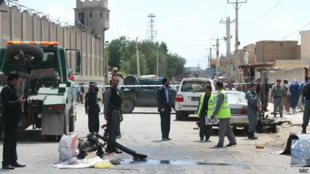 د کندهار د والي ویاند صمیم خپلواک وایي، چې ځانمرګی بریدګر پلي و او په ځان پورې تړلي چادویدونکي توکي یې د سرحدي ځواکونو یو موټر ته څیرمه الوځولي