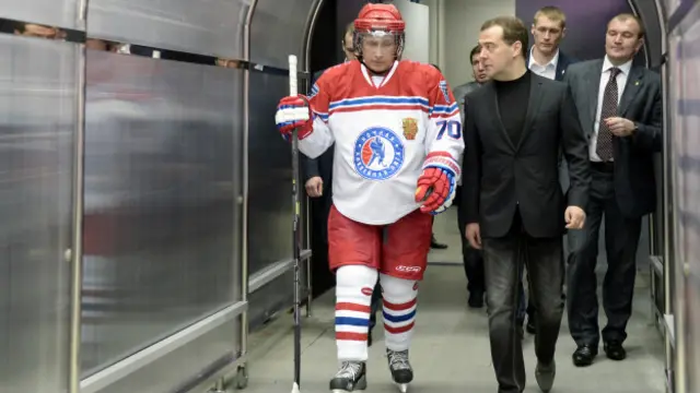 Maçın ardından Putin ve Rusya Başbakanı Medvedev soyunma odasına ilerliyor.