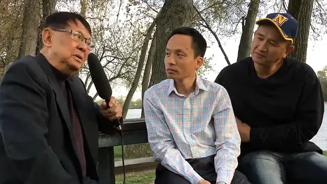 Tướng Lê Minh Đảo (trái) và Trung tá Hải quân Hoa Kỳ Nguyễn Anh Tuấn nói chuyện với Nguyễn Hùng của BBC