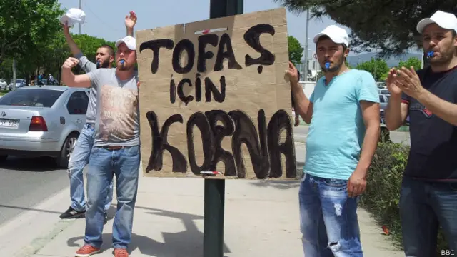 TOFAŞ işçileri yoldan geçen araçlardan eyleme kornayla destek vermelerini istiyor.