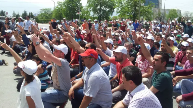 İşçiler Pazar günü TOFAŞ fabrikası önünde toplandı.