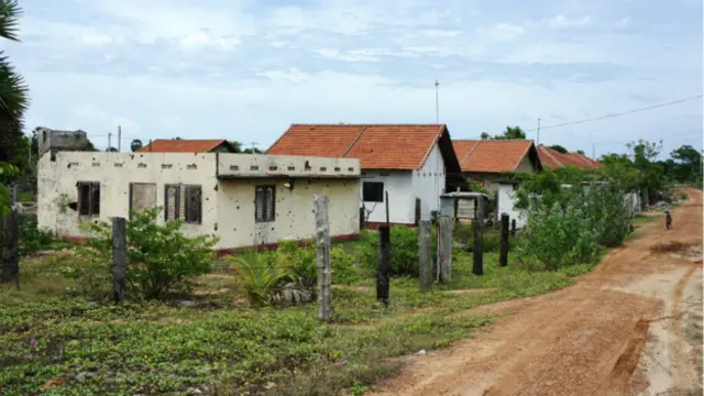 புதிய வீடுகள் பாதுகாப்புணர்வைத் தந்தாலும் போரின் பேரழிவு கொடுங்கனவுகள் போகமறுக்கின்றன