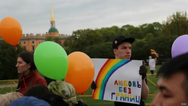 Мальчик с плакатом