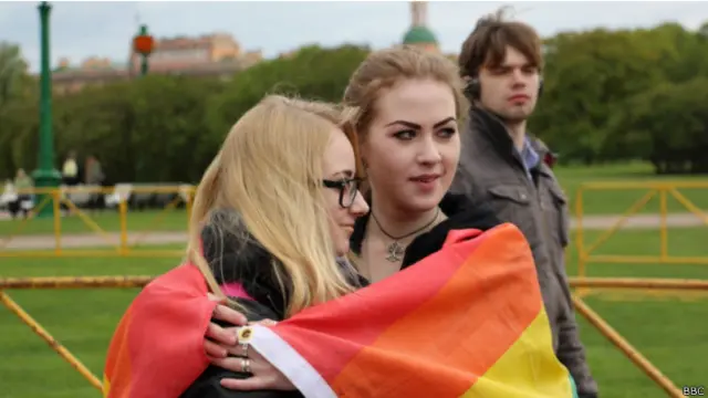 Девушки с радужным флагом