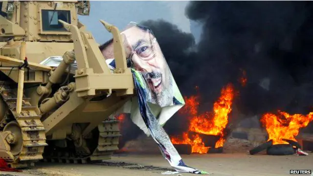 Incencio de una imagen de Morsi durante protestas en Egipto