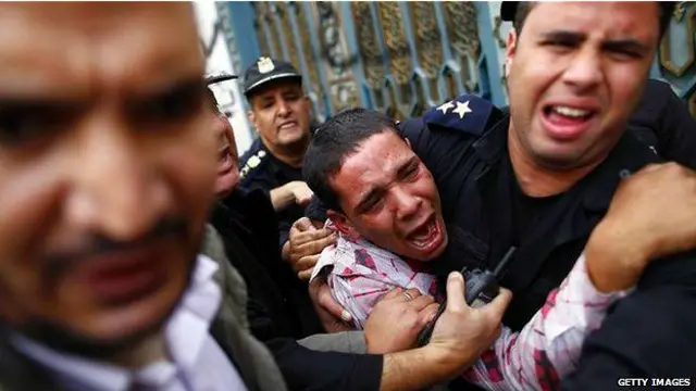 La policía se lleva un manifestante ensangrentado durante las protestas frente al palacio presidencial en 2012