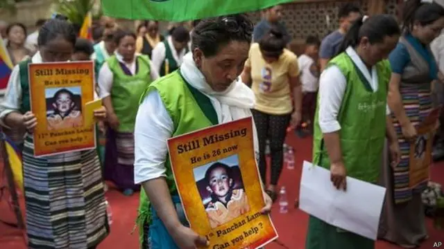 प्रदर्शन करते निर्वासित तिब्बती