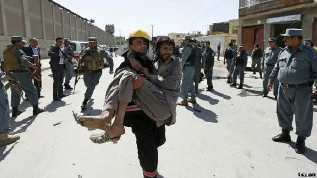 لقي المسعفون صعوبة في نقل المصابين من موقع الحادث لما أحدثه التفجير من اضطراب