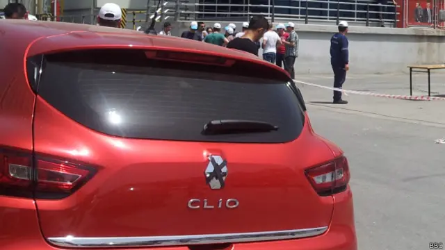 Renault marka araçlarda logolara siyah bantlar çekilmiş.