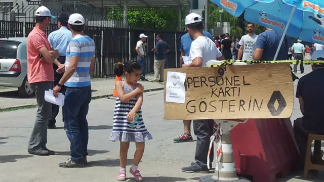 Fabrika alanına gazeteciler işçi olmayan eylem destekçileri alınmıyor.